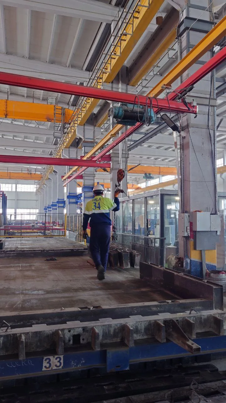 Рабочий в цехе DALA Construction